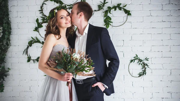 Ekolojik doğal dekorasyon üzerinde zarif gri ve yeşil tarzında gelin ve damat