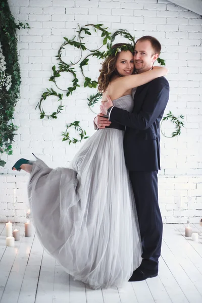 Ekolojik doğal dekorasyon üzerinde zarif gri ve yeşil tarzında gelin ve damat