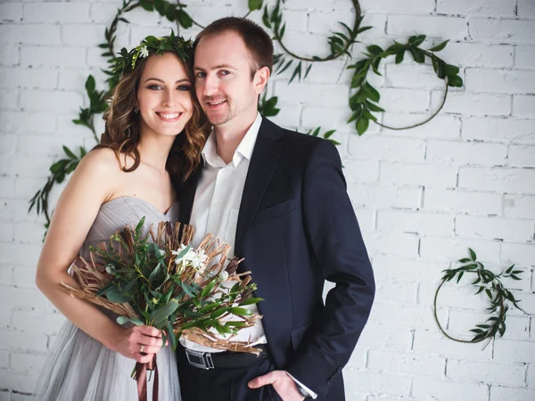 Ekolojik doğal dekorasyon üzerinde zarif gri ve yeşil tarzında gelin ve damat