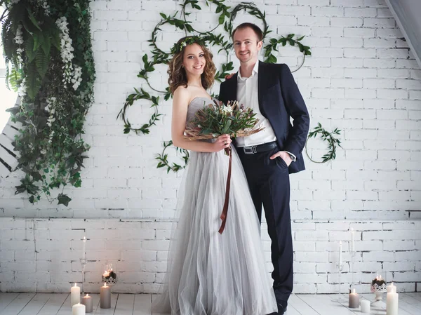 Ekolojik doğal dekorasyon üzerinde zarif gri ve yeşil tarzında gelin ve damat