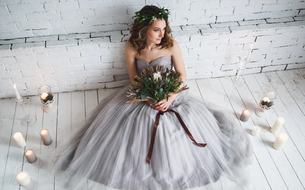 Bella sposa tenera tenendo bouquet da sposa creativo sopra arredamento verde stile ecologico — Foto Stock