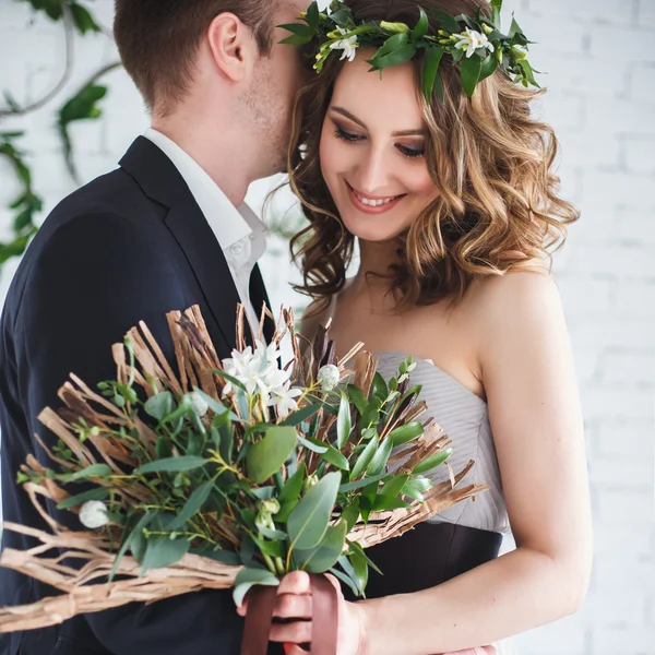 Noiva e noivo em estilo cinza e verde elegante sobre decoração natural ecológica — Fotografia de Stock