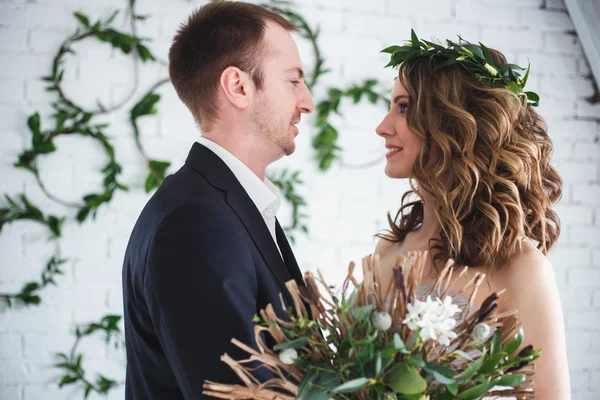 Noiva e noivo em estilo cinza e verde elegante sobre decoração natural ecológica — Fotografia de Stock