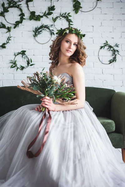 Hermosa novia tierna celebración creativa ramo de boda sobre la decoración de estilo ecológico verde —  Fotos de Stock