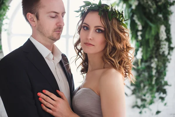 Ekolojik doğal dekorasyon üzerinde zarif gri ve yeşil tarzında gelin ve damat