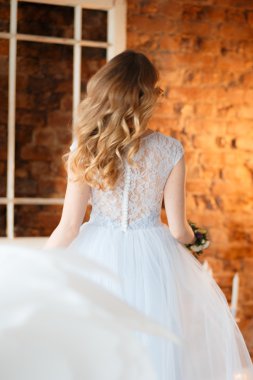 Fantastik yaratıcı dekorasyon üzerinde bir sabah ihale açık mavi gelinlik Gelin. Moda güzellik portre