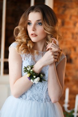 Fantastik yaratıcı dekorasyon üzerinde bir sabah ihale açık mavi gelinlik Gelin. Moda güzellik portre