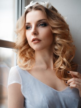 Bir sabah bir ihale ışık mavi düğün elbise gelin. Moda Güzellik Portresi