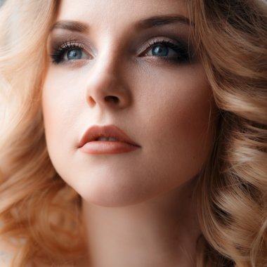 Bir sabah bir ihale ışık mavi düğün elbise gelin. Moda Güzellik Portresi