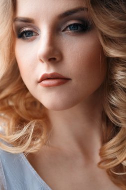 Bir sabah bir ihale ışık mavi düğün elbise gelin. Moda Güzellik Portresi
