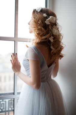 Bir sabah bir ihale ışık mavi düğün elbise gelin. Moda Güzellik Portresi