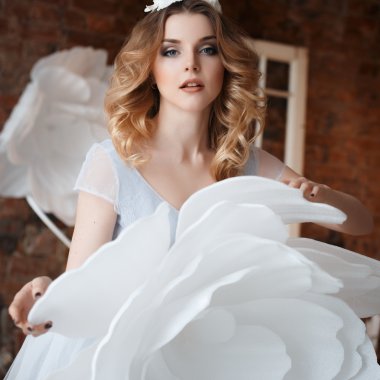 Fantastik yaratıcı dekorasyon üzerinde bir sabah ihale açık mavi gelinlik Gelin. Moda güzellik portre