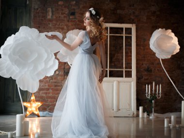 Fantastik yaratıcı dekorasyon üzerinde bir sabah ihale açık mavi gelinlik Gelin. Moda güzellik portre