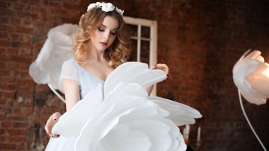 Fantastik yaratıcı dekorasyon üzerinde bir sabah ihale açık mavi gelinlik Gelin. Moda güzellik portre