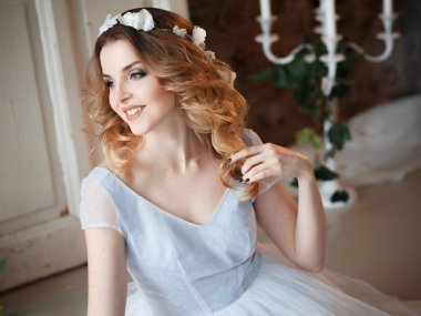 Fantastik yaratıcı dekorasyon üzerinde bir sabah ihale açık mavi gelinlik Gelin. Moda güzellik portre