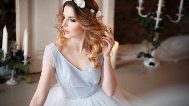 Fantastik yaratıcı dekorasyon üzerinde bir sabah ihale açık mavi gelinlik Gelin. Moda güzellik portre