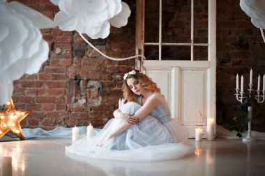 Fantastik yaratıcı dekorasyon üzerinde bir sabah ihale açık mavi gelinlik Gelin. Moda güzellik portre