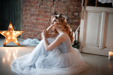 Fantastik yaratıcı dekorasyon üzerinde bir sabah ihale açık mavi gelinlik Gelin. Moda güzellik portre