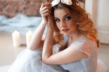 Fantastik yaratıcı dekorasyon üzerinde bir sabah ihale açık mavi gelinlik Gelin. Moda güzellik portre