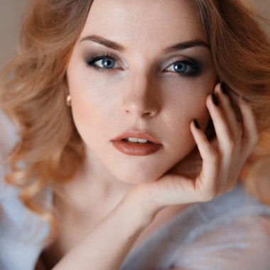 Bir sabah bir ihale ışık mavi düğün elbise gelin. Moda Güzellik Portresi