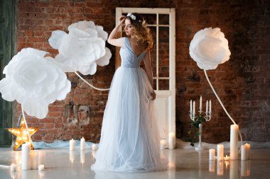 Fantastik yaratıcı dekorasyon üzerinde bir sabah ihale açık mavi gelinlik Gelin. Moda güzellik portre