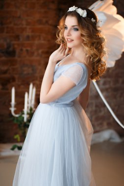 Fantastik yaratıcı dekorasyon üzerinde bir sabah ihale açık mavi gelinlik Gelin. Moda güzellik portre