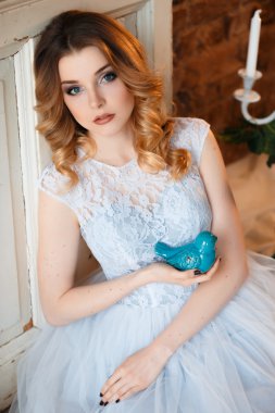 Fantastik yaratıcı dekorasyon üzerinde bir sabah ihale açık mavi gelinlik Gelin. Moda güzellik portre