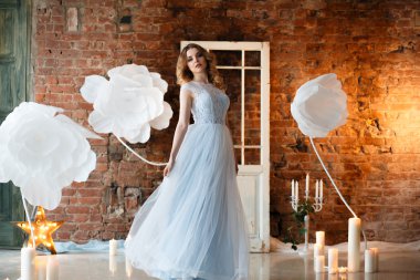 Fantastik yaratıcı dekorasyon üzerinde bir sabah ihale açık mavi gelinlik Gelin. Moda güzellik portre