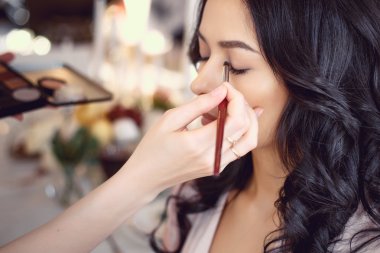 bir sabah düğün öncesi gelin hazırlama makyaj sanatçısı