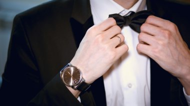 Takım elbiseli yakışıklı adamın portresi. Düğün gününde damat