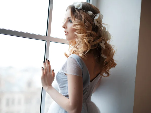 Sposa in un tenero abito da sposa azzurro in una mattina. Ritratto bellezza moda — Foto Stock