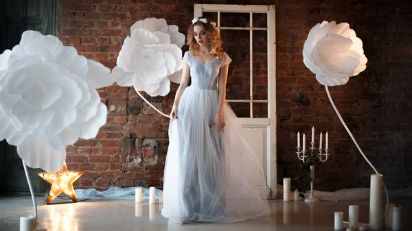 Fantastik yaratıcı dekorasyon üzerinde bir sabah ihale açık mavi gelinlik Gelin. Moda güzellik portre