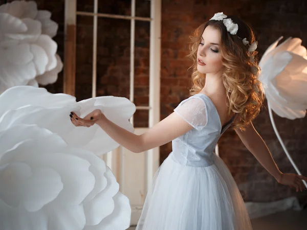 Novia en un tierno vestido de novia azul claro en una mañana sobre la decoración creativa fantástica. Retrato de belleza de moda — Foto de Stock