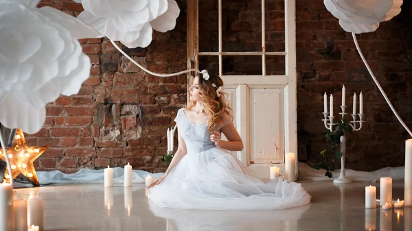 Novia en un tierno vestido de novia azul claro en una mañana sobre la decoración creativa fantástica. Retrato de belleza de moda — Foto de Stock