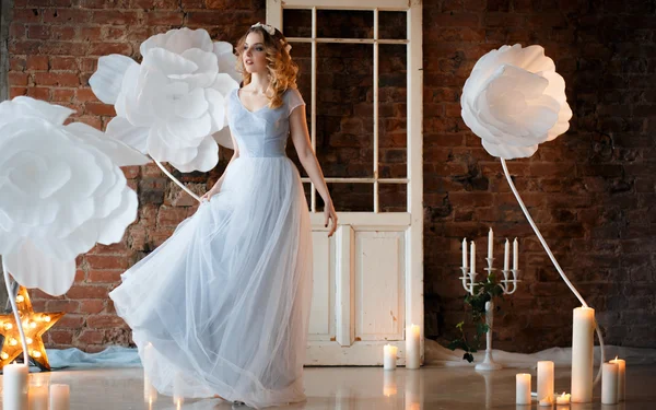 Mariée dans une robe de mariée bleu clair tendre le matin sur une décoration créative fantastique. Mode beauté portrait — Photo