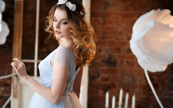 Novia en un tierno vestido de novia azul claro en una mañana sobre la decoración creativa fantástica. Retrato de belleza de moda — Foto de Stock