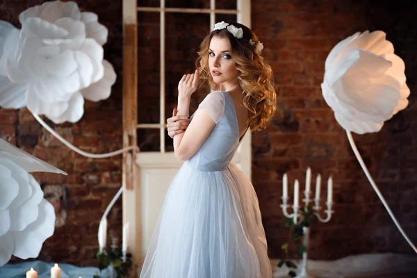 Sposa in un tenero abito da sposa azzurro in una mattina sopra fantastica decorazione creativa. Ritratto bellezza moda — Foto Stock