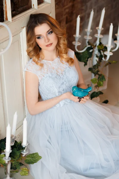 Novia en un tierno vestido de novia azul claro en una mañana sobre la decoración creativa fantástica. Retrato de belleza de moda —  Fotos de Stock