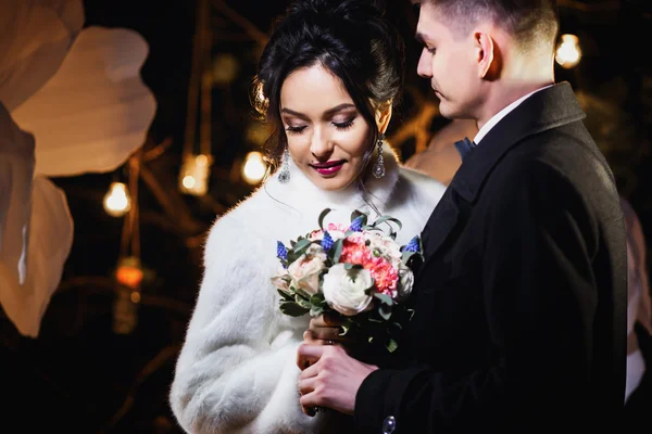 Wedding couple bride and groom together in a winter street decoration — Stock Photo, Image