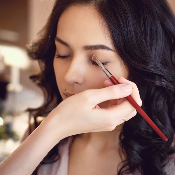 bir sabah düğün öncesi gelin hazırlama makyaj sanatçısı