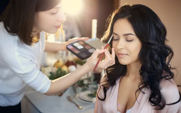 bir sabah düğün öncesi gelin hazırlama makyaj sanatçısı