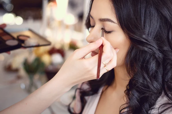 bir sabah düğün öncesi gelin hazırlama makyaj sanatçısı