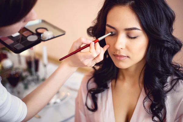 Make-up artiest bruid voor het huwelijk in een ochtend voorbereiden — Stockfoto