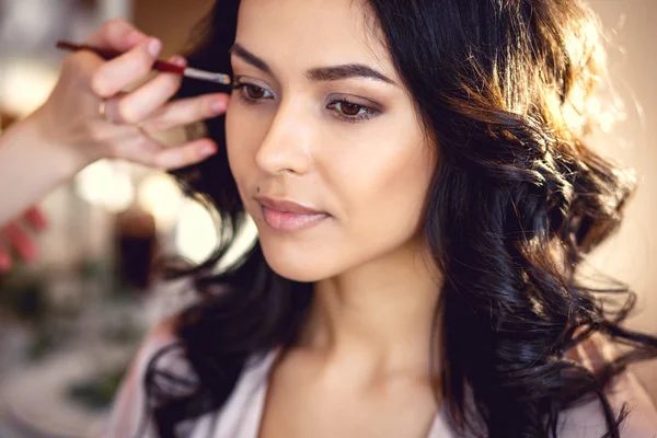 Maquiador preparando noiva antes do casamento em uma manhã — Fotografia de Stock