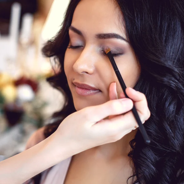 Maquillador preparando novia antes de la boda en una mañana —  Fotos de Stock