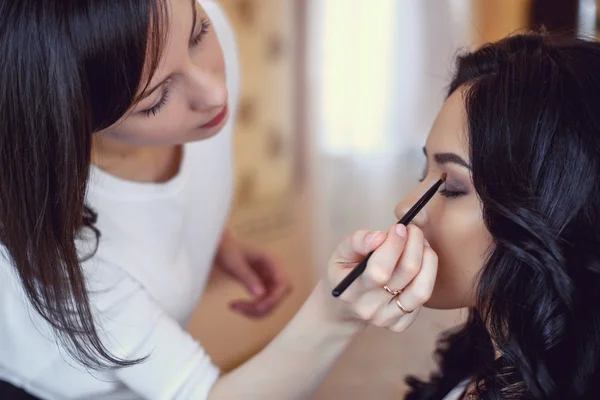 Maquillador preparando novia antes de la boda en una mañana —  Fotos de Stock