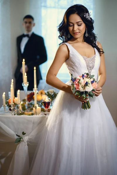 Noiva e noivo - casamento foto elegante. Noiva em um vestido de casamento branco de luxo segurando buquê — Fotografia de Stock