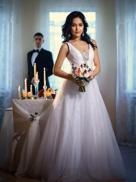 신부 및 신랑-우아한 사진 웨딩 꽃다발을 들고 럭셔리 화이트 웨딩 드레스 신부 — 스톡 사진