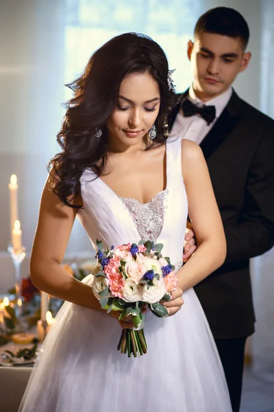 Νύφη και γαμπρός - γάμου κομψό φωτογραφία. Νύφη σε ένα πολυτελή λευκό νυφικό που κατέχουν μπουκέτο — Φωτογραφία Αρχείου