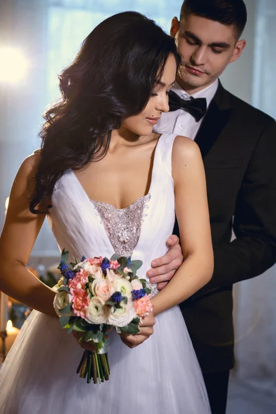 신부 및 신랑-우아한 사진 웨딩 꽃다발을 들고 럭셔리 화이트 웨딩 드레스 신부 — 스톡 사진